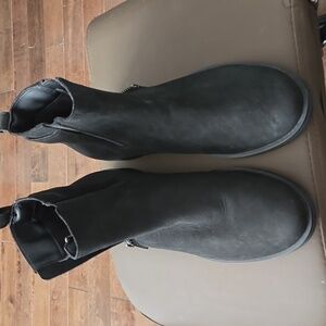 Size 10 short Black New Clarks Boot
